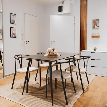 Bright Center Flat, Sleeps 6 *