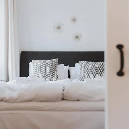 Bright Center Flat, Sleeps 6 *