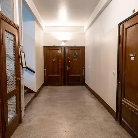 Bright Center Flat, Sleeps 6 アパート