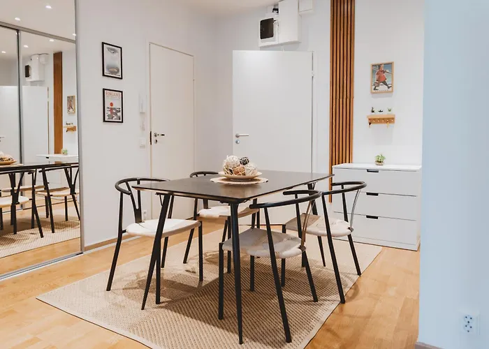 Bright Center Flat, Sleeps 6 *