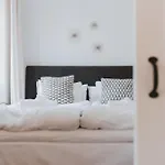 Bright Center Flat, Sleeps 6 *
