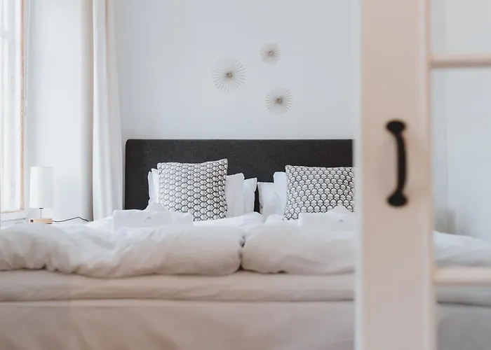 Bright Center Flat, Sleeps 6 *